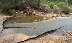 Ana su hattı patladı: Trafik felç oldu
