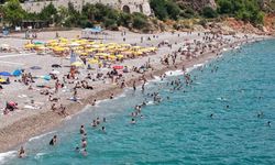 30 dereceyi gören Antalya’da tatilciler sahile akın etti