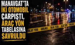 Manavgat’ta iki otomobil çarpıştı, araç yön tabelasına savruldu