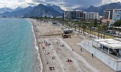 Konyaaltı Sahili’nde iş makineleri tepki çekti: Turistler yanında çalışma yapıldı