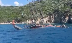 Tur teknesi battı: 148 yolcu can pazarı yaşadı