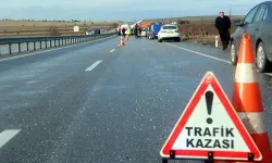 Alanya’da kontrolden çıkan otomobil duvara çarptı