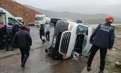 Yolcu minibüsü devrildi: Çok sayıda yaralı var