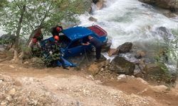 Feci kaza: Otomobil dereye yuvarlandı; karı koca hayatını kaybetti