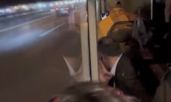 Köprü çıkışında motosikletli otobüsün camını kırdı
