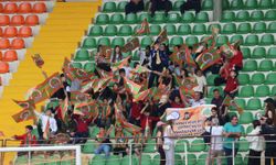 Minik taraftarlardan büyük destek: Alanyaspor tribünleri şenlendi