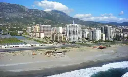 Deniz var plaj yok! Alman turist Mahmutlar'da yaralandı