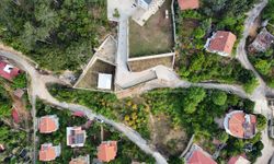 25 yıllık yol kapandı, mahalleli isyan etti