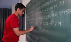 Pi sayısının 5 bin basamağını ezberleyerek rekor kırdı