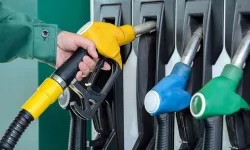 Akaryakıtta çifte indirim: Benzin ve motorin fiyatları gece yarısı düşüyor