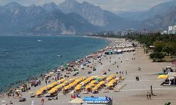 Antalya'da 26 dereceyi görenler Konyaaltı'na akın etti