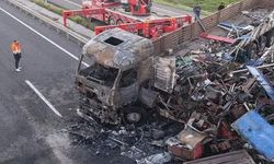 Erzurum'da lastiği patlayan hurda yüklü tır alev aldı