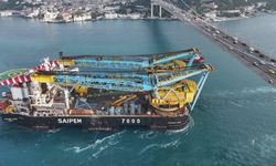 Dev gemi İstanbul Boğazı'ndan 8 metre farkla geçti