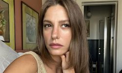 Serenay Sarıkaya annesinin çektiği tatil pozlarını paylaştı
