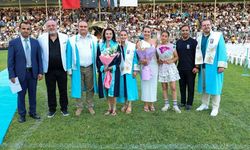 Kızı kanseri yendi, 50 yaşındaki anne dereceyle mezun oldu