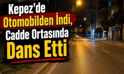 Kepez'de otomobilden indi, cadde ortasında dans etti