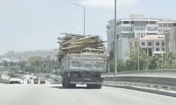 Antalya'da tehlikeli yük taşıyan kamyon trafiği riske attı