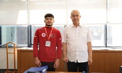 Başkan Özçelik Alanyalı dünya şampiyonunu ağırladı