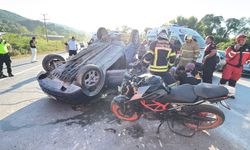 Takla atan otomobil, savrulan motosiklet: 4 yaralı