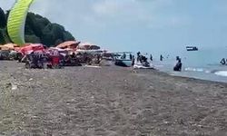 Plajda korku dolu anlar: Motorlu yamaç paraşütü sahile daldı