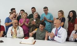 Yanan otobüsten kurtulan ALKÜ’lü Erenay, entübe halde geldiği hastaneden 18. yaş gününü kutlayarak çıktı
