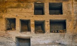 Mısır'da 18 yeni mezar ve altın dil tılsımları bulundu