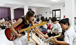 Muratpaşa'da 110 öğrenci yaz dönemi gitar eğitimi alıyor