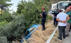 Alanya Değirmendere'de şarampole düşen sürücü kurtarıldı