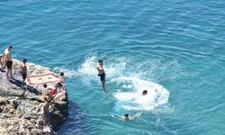 Antalya'da sıcaklık 38 dereceye ulaştı, sahiller doldu