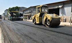 Kepez'de 4 bin 500 metrekarelik yola sıcak asfalt seriliyor