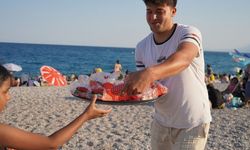 Antalya'da sıcaktan bunalanlara ücretsiz karpuz sandviç