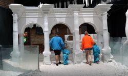 Antalya'da 44 dereceyi görenler kar odasıyla serinliyor