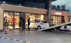 Akaryakıt istasyonunda korku dolu anlar! Otomobiliyle markete daldı