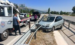 Bariyerlere saplanan otomobilde 6 kişi yaralandı