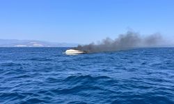 Alev alan tekneden denize atlayarak kurtuldular
