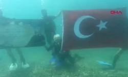 Antalya'da Kabotaj Bayramı deniz altında Türk bayrağıyla kutlandı