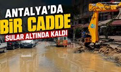Antalya'da içme suyu hattı patladı! Cadde göle döndü