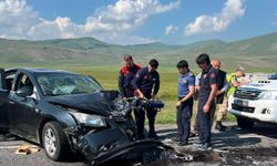 Feci kaza: Minibüs ile otomobil çarpıştı, 7 yaralı