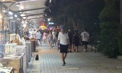 Mahmutlar Sanat Sokağı'nda kalabalık var, alışveriş yok