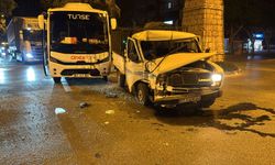 Alanya’da kamyonet ile midibüs çarpıştı: 1 yaralı