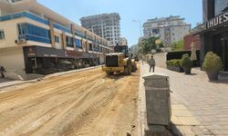 Mahmutlar’da asfalt seferberliği: Atatürk Caddesi’nde çalışmalar hız kesmiyor