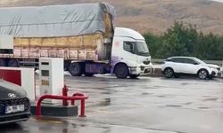 Antalya’da TIR devrildi, yollar mora boyandı