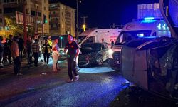 Kırmızı ışıkta geçen otomobil d*hşet saçtı: 1’i ağır 5 yaralı