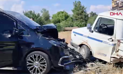 Serik’te turist minibüsü ile kamyonet çarpıştı