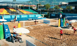 Alanya’da plaj voleybolu heyecanı: Gençler şampiyonluk için sahada