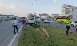 İşçileri taşıyan minibüs reklam panosuna çarptı: 6 yaralı