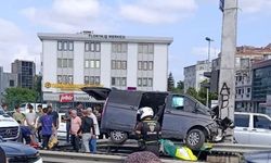 Çocukları taşıyan araç direğe çarptı: 13 yaralı