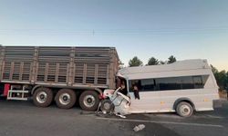 İşçi servisi TIR'a çarptı! 18 yaralı