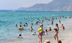 Alanya'da sıcaktan bunalanlar sahillere akın etti