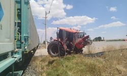 Yük treni traktöre çarptı